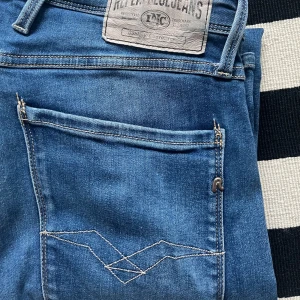 Replay anbass  - Riktigt snygga Replay anbass i storlek 31/32. Passar perfekt till dig som är 175-182 och väger ca 60-70kg. Pris kan diskuteras vid snabb affär!