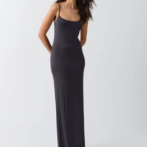 Maxi dress Gina  - Grå maxi dress med tajt passform och väldigt stretchigt material passar xs-m. Från ginatricot 