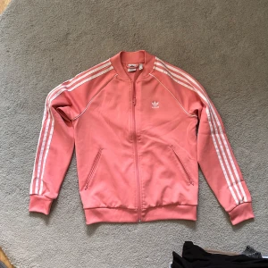  Kofta från Adidas - Säljer en snygg  kofta från Adidas som jag aldrig använt så inga defekter finns på varan. Den är perfekt för en sportig look eller avslappnad stil nu till våren 🩷