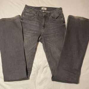 Grå jeans från Only - Hej, säljer dessa snygga grå jeans från Only. dessa är midwaist men ändå väldigt låga & även bootcut,  i nyskick, pris kan diskuteras!