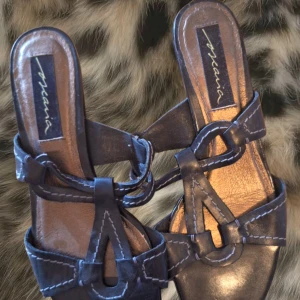 Svarta sandaler från Picara - Snygga svarta sandaler från Picara med dekorativa remmar och öppen tå. Perfekta för en stilren look. Tillverkade i syntetmaterial med en bekväm passform.