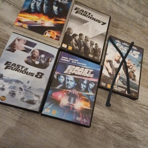 Fast & Furious DVD-samling - Säljer en samling av Fast & Furious-filmer på DVD. Inkluderar titlar som Fast & Furious tror 1,2, 7 och 8. Perfekt för fans av action och bilfilmer. Skivorna är i sina originalfodral.