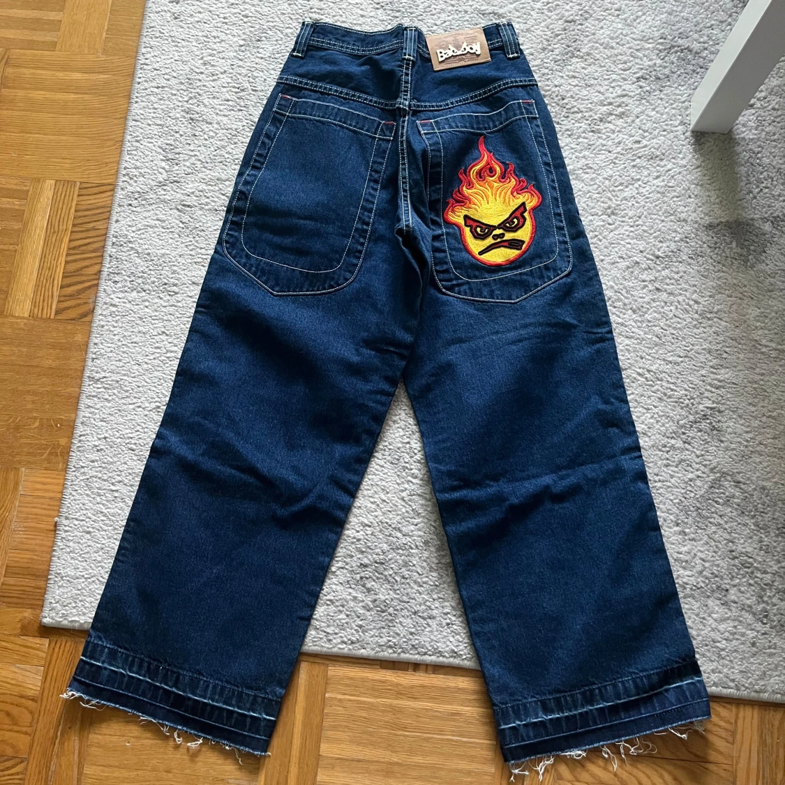 Mörkblå jeans med eldpatch från Bad Boy