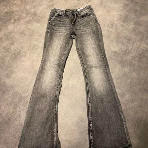 Grå bootcut jeans - Snygga grå bootcut jeans med klassisk femficksdesign och dragkedja. Perfekta för en avslappnad stil med en touch av retro. Passar bra till både sneakers och klackar. Dom är high waist!💕
