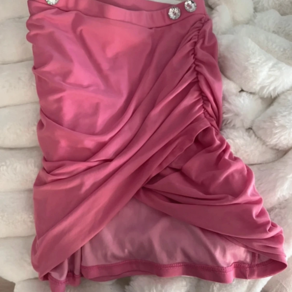 Rosa omlottkjol med knappar