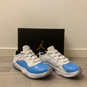 Air Jordan 11 CMFT low university blue - Ett par skor som funkar till allt! De har ett litet märke, se på bild 5. Original låda följer med. 