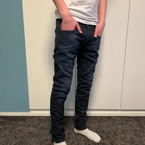 Replay anbass  - Replay anbass i storlek 30/32 men sitter som 28/32. Nypris: 1800, vårt pris: 549!! Pris kan diskuteras vid snabb affär🔥