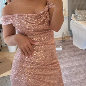 Rosa Balklänning - Säljer min balklänning, rosa med paljetter. Använd 1 gång och i väldigt bra skick, skriv för fler bilder:)