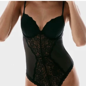 Svart spetsbody - Svarta Body från H&m! Aldrig använd men har tagit bort prislappen, nyskick!!