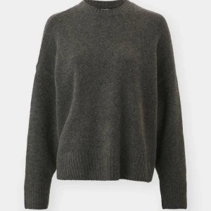 Mörkgrå stickad tröja - Säljer en mörkgrå stickad tröja. Den har inget slitage och är Vero Moda. Pris kan diskuteras