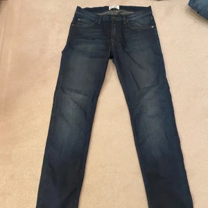 Mörkblå jeans från Acne Studios - Riktigt feta acne vintage jeans som är väl omhändertagna och vårdade. Snygg färg och finns ej någonstans att köpa.