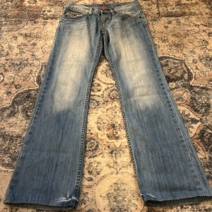Vintage low waist flare - Vintage low waist flare jeans från märket Reserved. Jättebra skick. I byxorna står det W 28 men det skulle jag säga är fel då jag ej får på mig dem och jag har i vanliga fall W 26/27. Mått (cm) : midja 36,5 grenmått 21,5 innerbenslängd 76,5 benöppning 20 