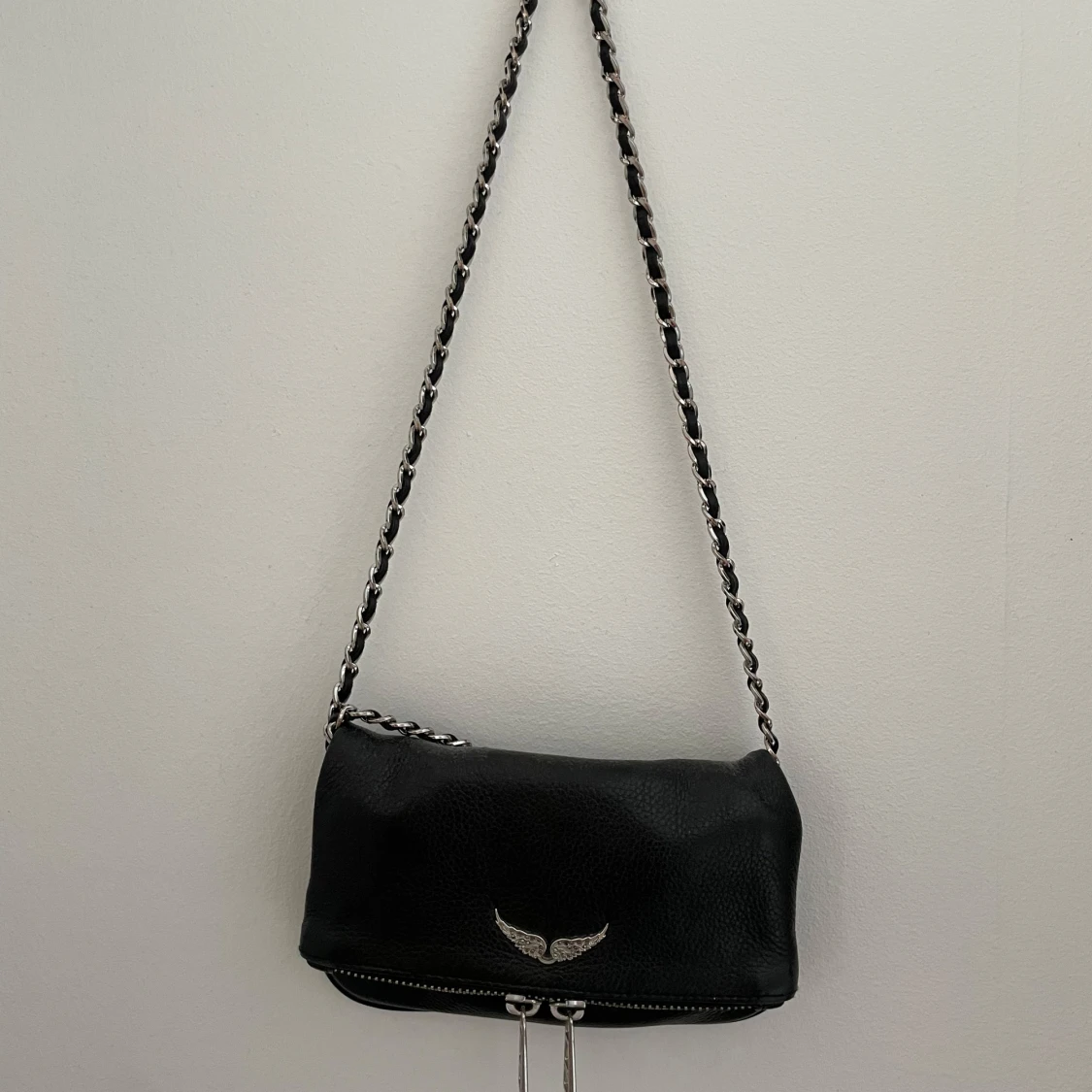 Svart axelväska med kedja - 1