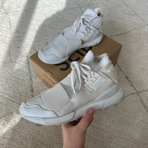 Y-3 Qasa High Off-White - Strl:44.5. (No box). Skick: 7/10