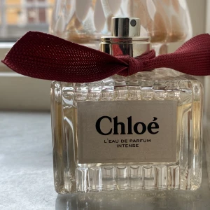 Chloé parfym Intense - Populära doften L'Eau De Parfum Intense ifrån Chloé. Blommig doft för kvinnor som öppnar upp med klara, fruktiga hallontoner vilket understryker sensualiteten hos den doftnot av ros som ligger under. Köpt för 900kr