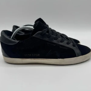 GOLDEN GOOSE SKOR - Golden Goose sneakers - Skick: 8,5/10 - Tillbehör: Enbart skorna - Storlek 39 sitter som 40 - Nypris: runt 6000kr - deluxecloset