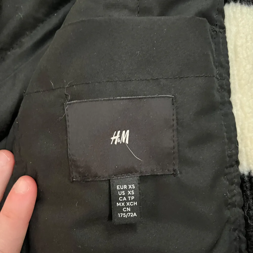 Säljer en cool svartvit fleecejacka från H&M med ett schackrutigt mönster. Jackan har dragkedja och långa ärmar, perfekt för kyliga dagar. Den är både stilren och bekväm. Säljer då den ej kommit till användning . Takit.