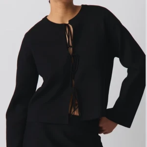 Svart kofta med snörning - Snygg svart kofta med unik snörning framtill. Fint skick