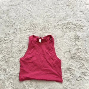 Rosa ribbad linnetopp - Säljer en snygg rosa ribbad linnetopp. Perfekt för varma dagar med sin ärmlösa design och sköna passform. Toppen har en enkel och stilren look som passar till det mesta. Hör av dig vid intresse! 💖