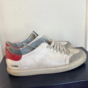 Arigato skor - Vita sneakers från Arigato, hyfsat skick, rörligt pris, fråga gärna om bilder, nypris 2400kr
