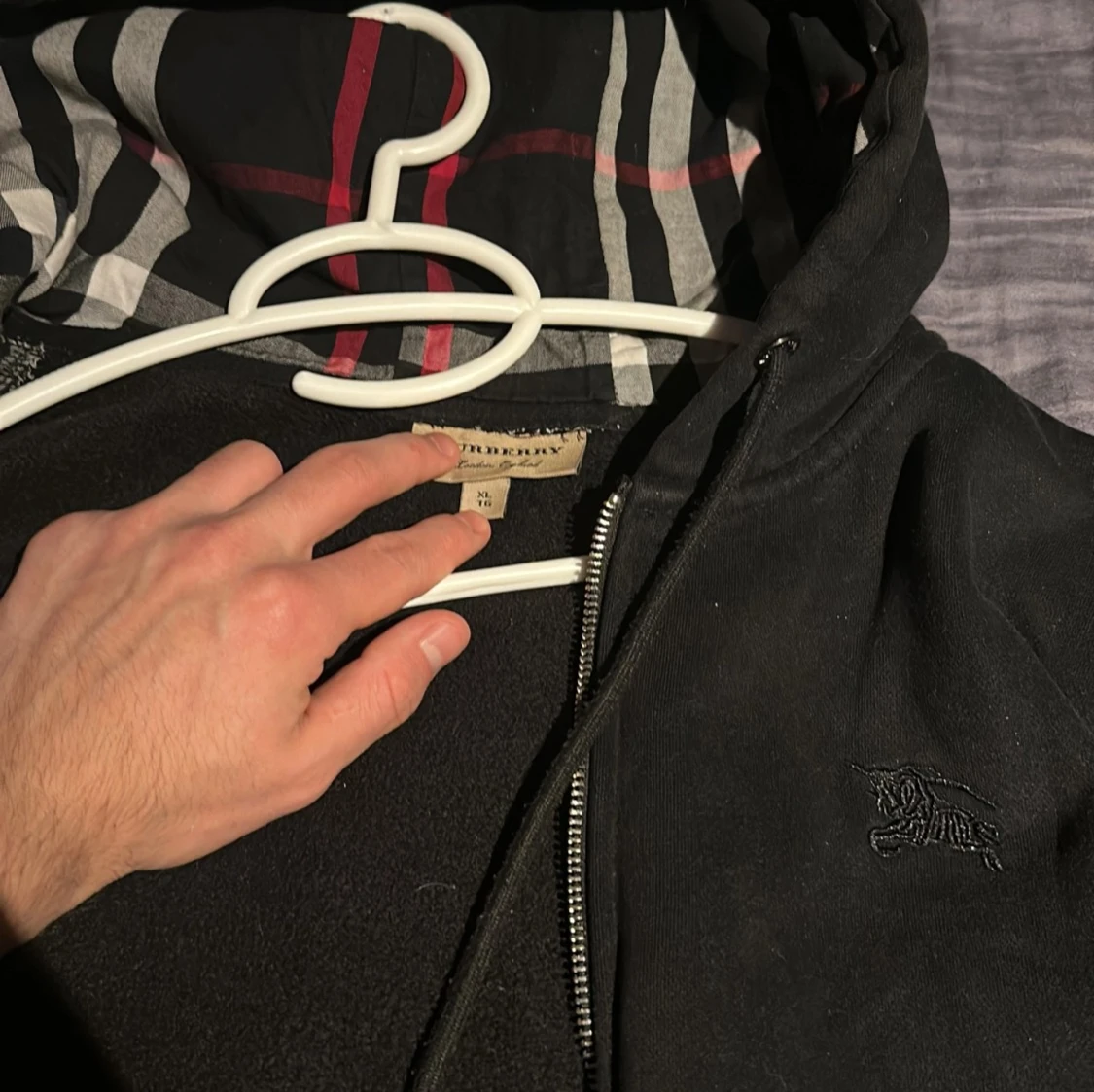 Svart huvtröja med dragkedja - 90