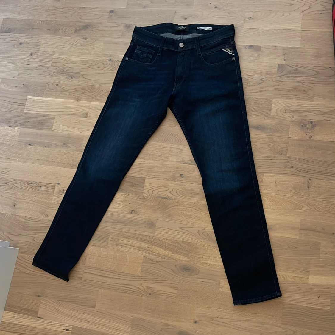 Mörkblå jeansbyxor från Replay - 1