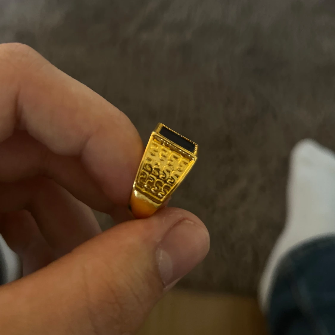 Guldfärgad ring med svart sten - 2