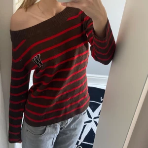Brun och röd randig vintage offshoulder tröja - Säljer en snygg brun och röd randig tröja med offshoulder/bred båtkrage och ett 'W' broderat på framsidan. Den är av märket ”whyred” och är min mammas gamla från 2000-talet är min gissning. Men i mycket fint skick. 