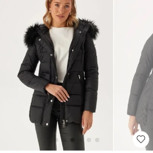 Lång dunjacka med pälskrage - Rock and blue dunjacka med en avtagbar pälskrage. Många bra fickor, jätte varm och skön. Orginalpris 3500kr