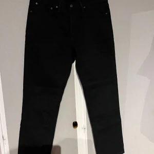 Svarta Levis 541 jeans - Köptes på Vinted men passade inte riktigt. Men snygga svarta jeans med midja 34 och längd 32.
