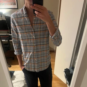 Rutig skjorta från Ralph Lauren - Säljer en snygg rutig skjorta från Ralph Lauren. Perfekt inför våren o sommaren! 