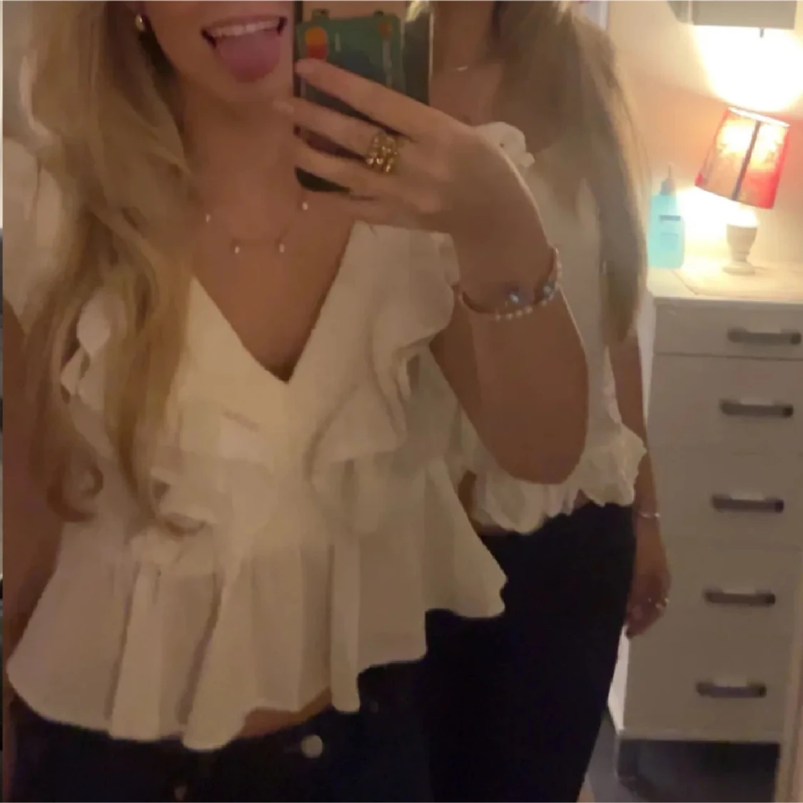 Vit blus med volanger - 2