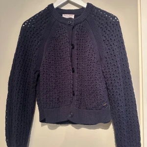 Mörkblå kofta från Holly & Whyte -  mörkblå kofta från Holly & Whyte. Koftan har långa ärmar och knäpps med knappar framtill.  🧥