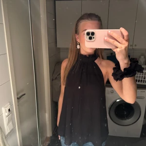 Blus med halterneck - Blus från hm som inte går att köpa längre!! Perfekt till fest eller andra tillfällen!!!💞Pris kan diskuteras!