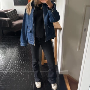 Svarta lågmidjade jeans från diesel - Säljer mina svarta lågmidjade jeans från diesel. Lite söndertrampade men det är inget som syns och alternativt går de o klippa bort💕💕💕💕