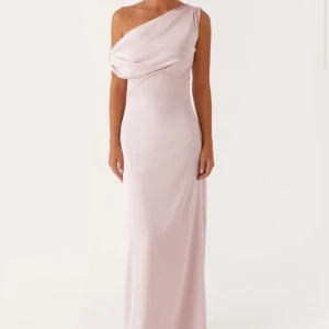 Ljusrosa balklänning  - SÖKER!!! Skirv gärna om vi har en ljusrosa klänning i storlek EU4/xs eller EU6/ S!! Hör av er!!💕