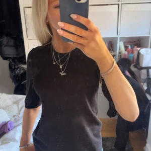 Svart kortärmad tröja - Säljer en fin lite tjockare tröja från lidex, använd fåtal gånger🤍