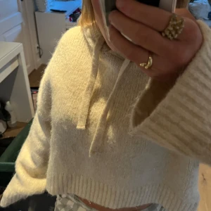Hoodie - Supersnygg hoodie från Zara med en slits på sidan i stl XS. Köpt begagnat här på Plick och har använts av mig några få gånger. Inget slitage vad jag kan se. Skriv för mer info eller bilder ❤️