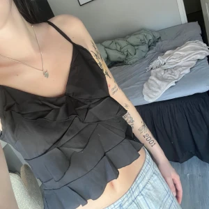 Volang topp  - Söt volangtopp i storlek small som behöver strykas men annars jätte fin!