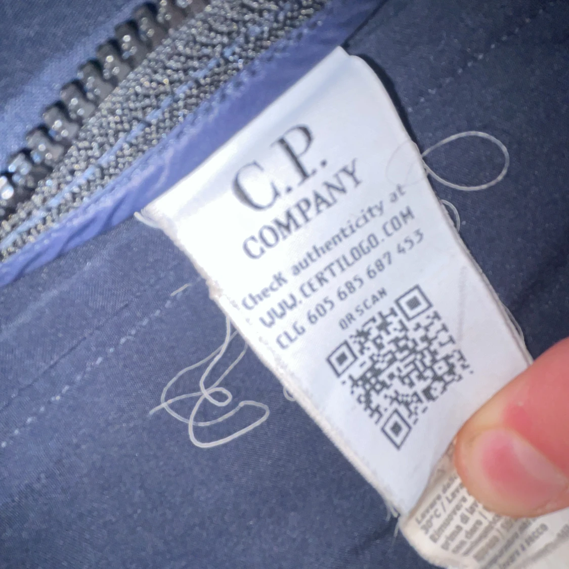 Mörkblå jacka med huva och glasögon från C.P. Company - 4