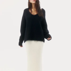 Lurvig crèmevit kjol - Säljer denna lång kjolen! Köpte för orginalpris men är helt slutsåld nu på hemsidan. Kjolen passade inte mig och gick för lång tid innan jag skulle returnera den så den är oanvänd med lappen på helt ny🤗