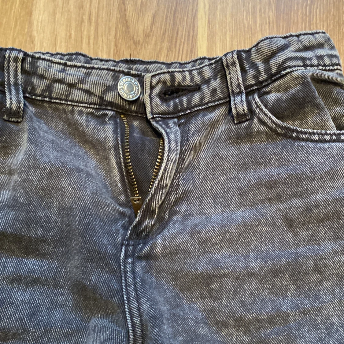 Grå cargobyxor med fickor - 3