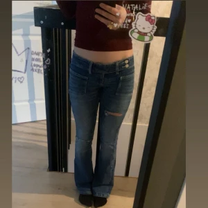 Blå bootcut/flare jeans från Gina Tricot - Fina blå bootcut jeans från Gina Tricot i storlek XS. De har en fin slitning på båda benen. Priset kan diskuteras, Använda en gång. Dm för snap om du vill ha mer bilder