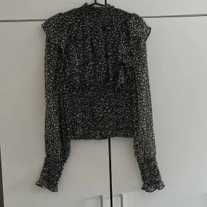 Blus med intagen midja - Så fin blus från nakd! Resår runt midjan som gör att den formar kroppen fint! Mycket bra skick💞