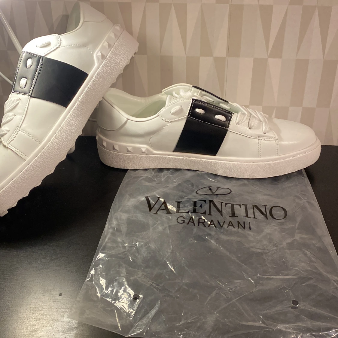 Valentino Garavani sneakers i vitt och svart