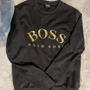 Hugo boss tröja  - Säljer nu en snygg Hugo boss sweatshirt då den börjar bli liten. Tröjan är i bra skick och har inte märkt några slitage. Finns qr kod att skanna. Tveka inte om ni har några frågor!