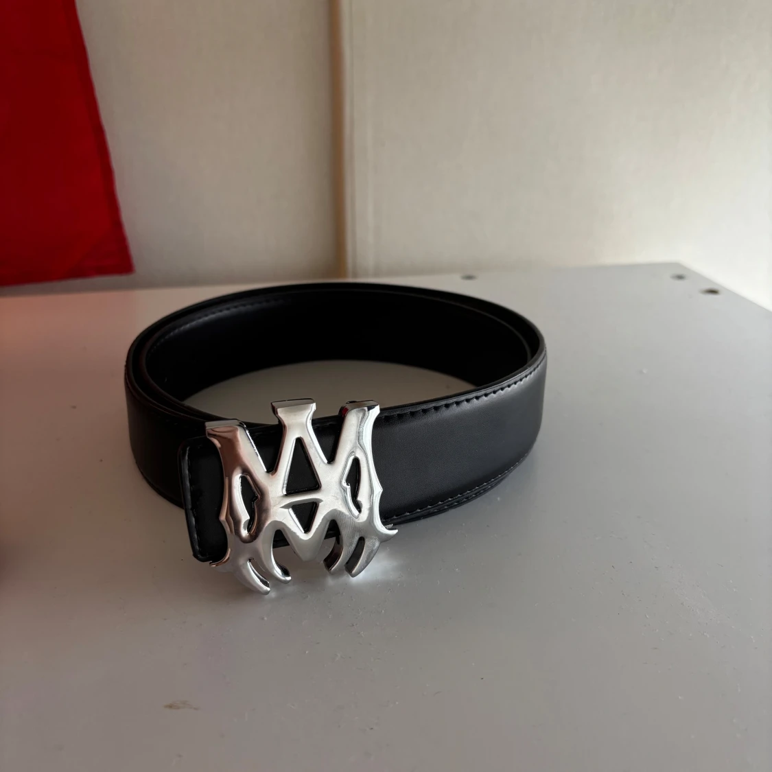 Svart amiri bälte med silver logga 