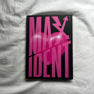 Straykids Maxident album - Allt på bild 1-3 ingår i startpriset om du vill ha en mini poster kostar det 40kr styck och Leeknow photocardet kostar 40kr. Cd är aldrig använd. Allt är officiellt!!