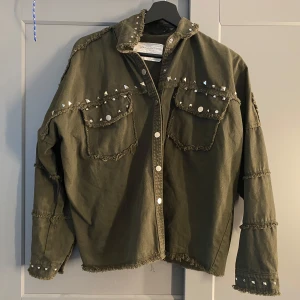 Vår jacka  - Jättefin vårjacka med superfina detaljer med nitarna. En av favorit jackorna! 💕🙌 Jackan säljs inte längre av ZARA