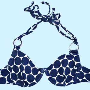 Halterneck bikini - Jättesnygg halterneck bikini i blått och vitt från Twilfit med stora prickar. Den har silverringar och knytband i nacken. Perfekt för en dag på stranden eller vid poolen. Använd en  gång, inga defekter.
